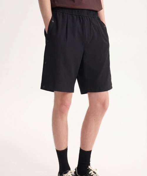 MODE COMMUTER(モードコミューター)の「Side-Button Wide Short Pants(その他パンツ・メンズ・ブラック・SMALL/MEDIUM/LARGE)」の2枚目の写真