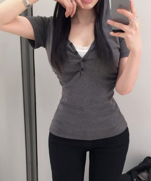 VIVID LADY(ビビッドレディー)の「フード付き ヘンリーネック 半袖トップス(Tシャツ/カットソー・レディース・ブラック/アイボリー/チャコールグレー・FREE)」の10枚目の写真