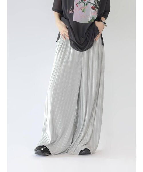 :ETHROF(イーサオブ)の「SOFT GLOW PLEATED WIDE PANTS(その他パンツ・レディース・シルバー/ブラック・FREE)」の4枚目の写真
