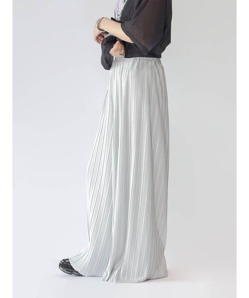 :ETHROF(イーサオブ)の「SOFT GLOW PLEATED WIDE PANTS(その他パンツ・レディース・シルバー/ブラック・FREE)」の5枚目の写真