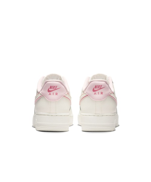 NIKE（ナイキ）の「NIKE/ナイキ WS ｴｱ ﾌｫｰｽ 1 07（スニーカー・レディース・ホワイト×ピンク・22.5cm/22cm）」の2枚目の写真