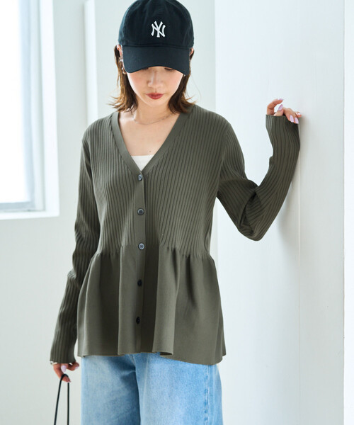 FREAK'S STORE(フリークスストア)の「限定展開 <ウォッシャブル>ペプラム Vネック ボタン ニット カーディガン(カーディガン/ボレロ・レディース・ブラウン/オリーブ/コーラルピンク/ブラック/ネイビー/ナチュラル・フリ-)」の4枚目の写真