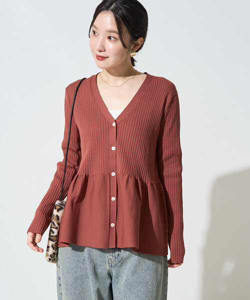 FREAK'S STORE(フリークスストア)の「限定展開 <ウォッシャブル>ペプラム Vネック ボタン ニット カーディガン(カーディガン/ボレロ・レディース・ブラウン/オリーブ/コーラルピンク/ブラック/ネイビー/ナチュラル・フリ-)」の6枚目の写真
