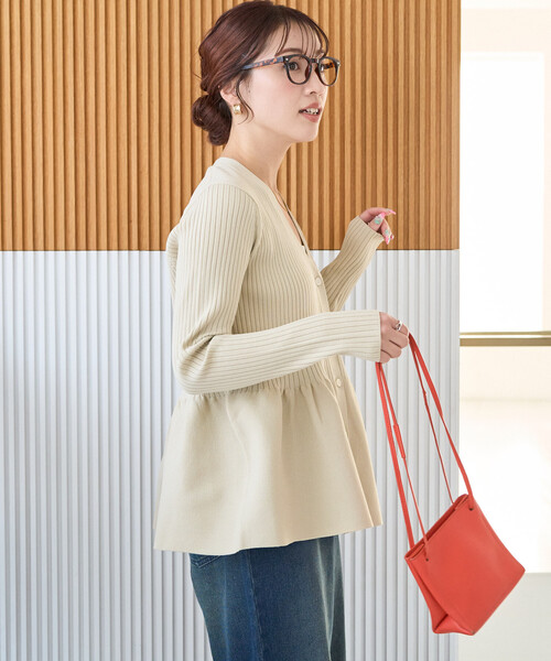 FREAK'S STORE(フリークスストア)の「限定展開 <ウォッシャブル>ペプラム Vネック ボタン ニット カーディガン(カーディガン/ボレロ・レディース・ブラウン/オリーブ/コーラルピンク/ブラック/ネイビー/ナチュラル・フリ-)」の7枚目の写真