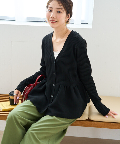 FREAK'S STORE(フリークスストア)の「限定展開 <ウォッシャブル>ペプラム Vネック ボタン ニット カーディガン(カーディガン/ボレロ・レディース・ブラウン/オリーブ/コーラルピンク/ブラック/ネイビー/ナチュラル・フリ-)」の17枚目の写真