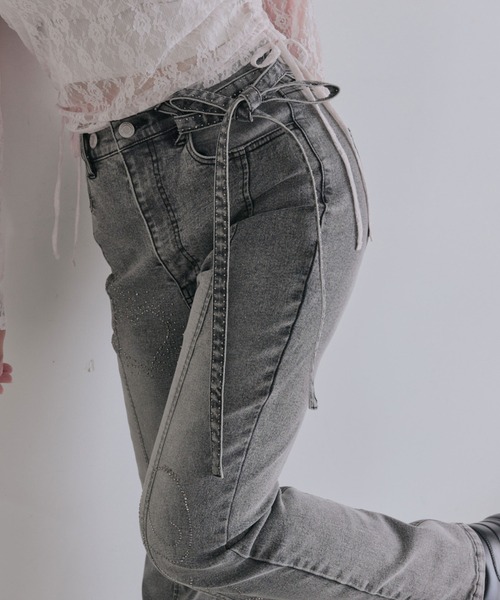 OLIVE des OLIVE(オリーブデオリーブ)の「キラキラロゴストレッチデニムパンツ(デニムパンツ・レディース・サックスブルー/グレー・MEDIUM/SMALL)」の1枚目の写真