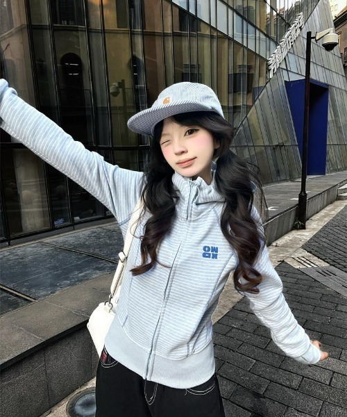 GEMEDA（ジェメダ）の「ボーダー柄フード付きジップパーカー（パーカー・レディース・ライトグレー・M）」の11枚目の写真