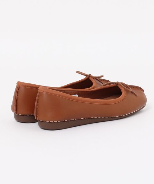 Clarks(クラークス)の「【Clarks】Freckle Ice(バレエシューズ・レディース・ベージュ系・24.5cm/24.0cm/23.5cm/22.5cm/25.0cm/23.0cm)」の2枚目の写真