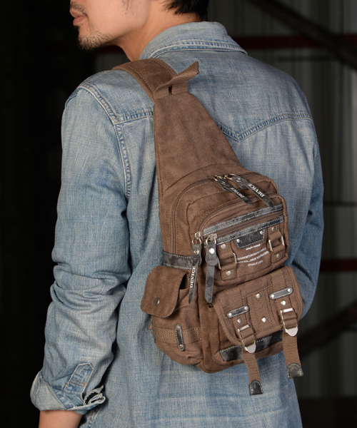 DEVICE（デバイス）の「DEVICE デバイス Haze2 ミリタリー ムラ染め キャンバス ボディバッグ ショルダーバッグ（ボディバッグ/ウエストポーチ・メンズ・ブラック/カーキ/ブラウン・FREE）」の3枚目の写真