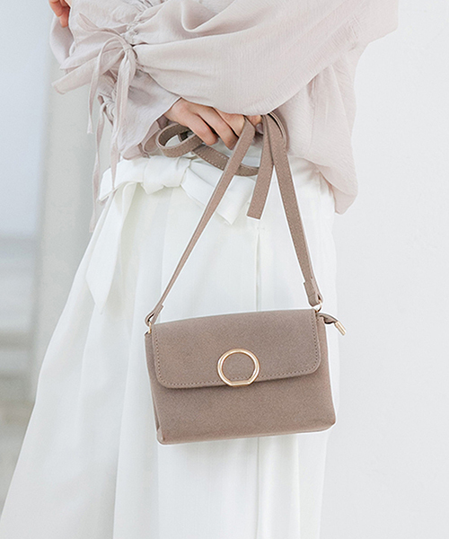 Color（カラー）の「ゴールドリングショルダーバッグ（ショルダーバッグ・レディース・ブラック/ベビーピンク/モカ/イエロー/グレー・FREE）」の3枚目の写真