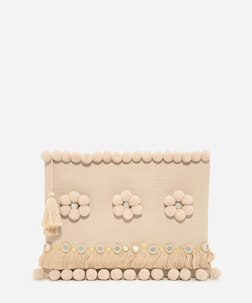 CHARLES & KEITH（チャールズ & キース）の「ポンポンクラッチ / POM POM CLUTCH（クラッチバッグ・レディース・ブラック/アイボリー/クリーム・M）」の3枚目の写真