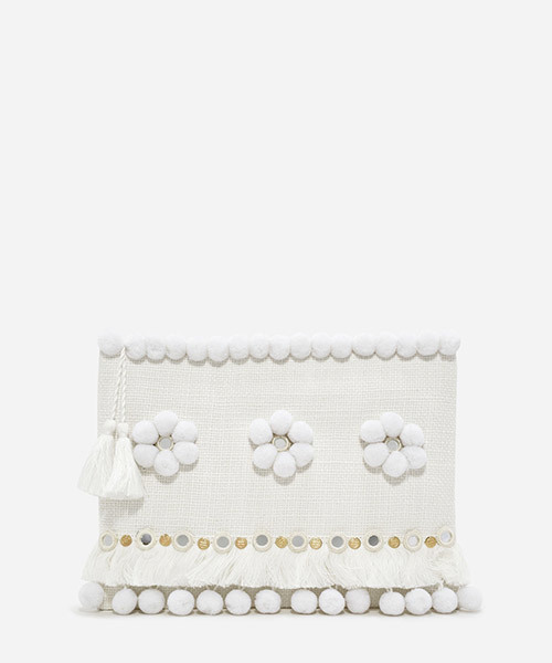CHARLES & KEITH（チャールズ & キース）の「ポンポンクラッチ / POM POM CLUTCH（クラッチバッグ・レディース・ブラック/アイボリー/クリーム・M）」の2枚目の写真