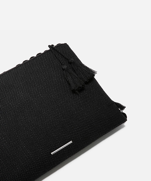 CHARLES & KEITH（チャールズ & キース）の「ポンポンクラッチ / POM POM CLUTCH（クラッチバッグ・レディース・ブラック/アイボリー/クリーム・M）」の12枚目の写真