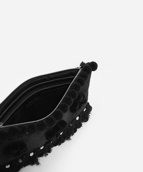 CHARLES & KEITH（チャールズ & キース）の「ポンポンクラッチ / POM POM CLUTCH（クラッチバッグ・レディース・ブラック/アイボリー/クリーム・M）」の11枚目の写真