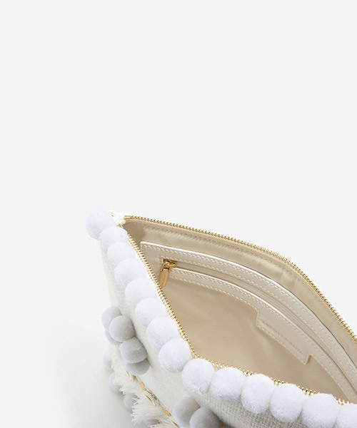 CHARLES & KEITH（チャールズ & キース）の「ポンポンクラッチ / POM POM CLUTCH（クラッチバッグ・レディース・ブラック/アイボリー/クリーム・M）」の8枚目の写真