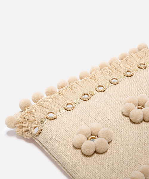 CHARLES & KEITH（チャールズ & キース）の「ポンポンクラッチ / POM POM CLUTCH（クラッチバッグ・レディース・ブラック/アイボリー/クリーム・M）」の7枚目の写真