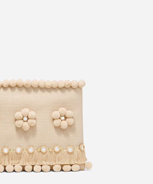 CHARLES & KEITH（チャールズ & キース）の「ポンポンクラッチ / POM POM CLUTCH（クラッチバッグ・レディース・ブラック/アイボリー/クリーム・M）」の6枚目の写真