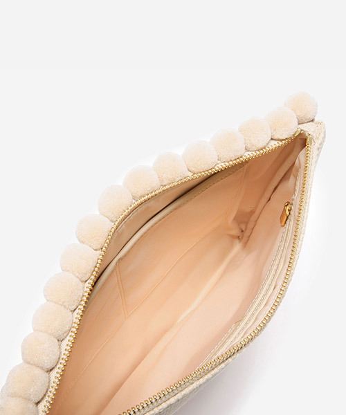 CHARLES & KEITH（チャールズ & キース）の「ポンポンクラッチ / POM POM CLUTCH（クラッチバッグ・レディース・ブラック/アイボリー/クリーム・M）」の5枚目の写真