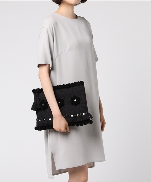 CHARLES & KEITH（チャールズ & キース）の「ポンポンクラッチ / POM POM CLUTCH（クラッチバッグ・レディース・ブラック/アイボリー/クリーム・M）」の4枚目の写真