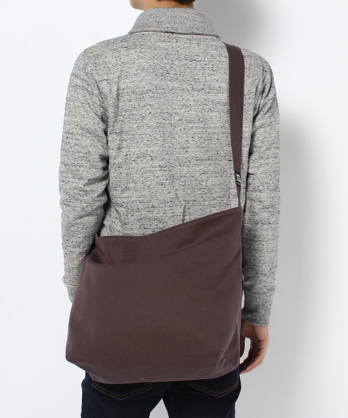 marimekko（マリメッコ）の「＜marimekko（マリメッコ）＞ MINI WEEKENDER/バッグ ◆（ショルダーバッグ・メンズ・ブラウン/オレンジ/ブラック/レッド/ターコイズブルー/ネイビー/ベージュ/ダークグレー/オリーブ・ONESIZE）」の4枚目の写真