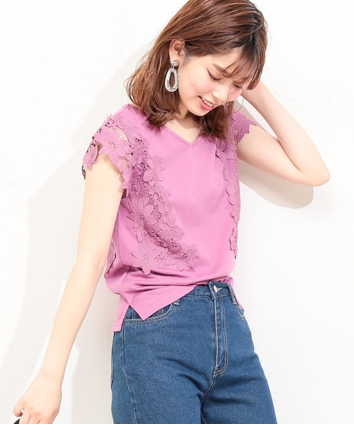 natural couture（ナチュラルクチュール）の「フラワーレース袖きれいめプルオーバー（Tシャツ/カットソー・レディース・ブラック/オフホワイト/ベージュ/ピンク・FREE）」の4枚目の写真