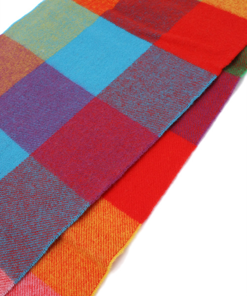SHIPS JET BLUE（シップスジェットブルー）の「SGS: スコットランド製　ラム/チェック　マフラー（マフラー・メンズ・オフホワイト/レッド/グリーン/オリーブ/ネイビー/その他/アイボリー/ブラック/ブルー/ダークブルー/グレー/ダークグレー/カーキ/ワインレッド/ロイヤルブルー/コバルトブルー・ONE SIZE）」の20枚目の写真