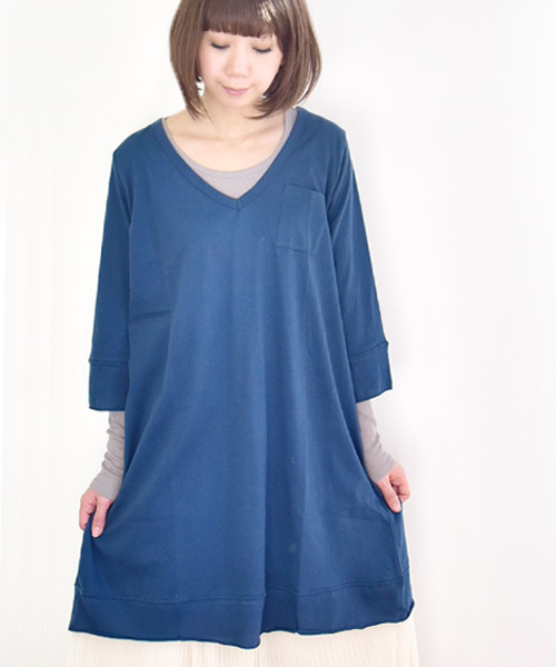 and it_（アンドイット）の「【日本製】Vネック7分袖Aラインロングカットソー【Tシャツ】【チュニック】（チュニック・レディース・ブラック/カーキ/ミント/ネイビー/パープル/ワイン/オレンジ/チャコールグレー/モカ/オートミール・LARGE/X-LARGE/MEDIUM）」の8枚目の写真