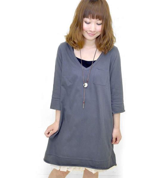 and it_（アンドイット）の「【日本製】Vネック7分袖Aラインロングカットソー【Tシャツ】【チュニック】（チュニック・レディース・ブラック/カーキ/ミント/ネイビー/パープル/ワイン/オレンジ/チャコールグレー/モカ/オートミール・LARGE/X-LARGE/MEDIUM）」の3枚目の写真