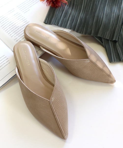 AmiAmi(アミアミ)の「センターシーム入りVカットミュールサンダル(サンダル・レディース・ブラック/グリーン/アイボリー/キャメル/パイソン/ブラウン/ブラウン系その他/ベージュ/ダークブラウン/チェック/ベージュ系その他/ベージュ系その他2/グリーン系その他/ゼブラ・LL/S/M/L)」の7枚目の写真