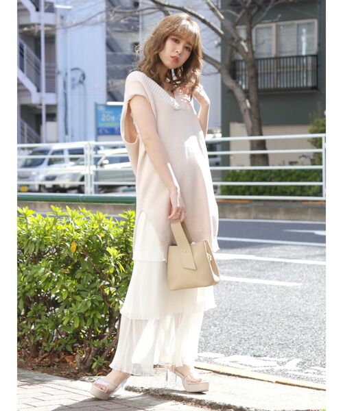 dazzlin（ダズリン）の「Ｖネックロングニットベスト（ベスト・レディース・ブルー/グリーン/アイボリー/モカ・FREE）」の5枚目の写真