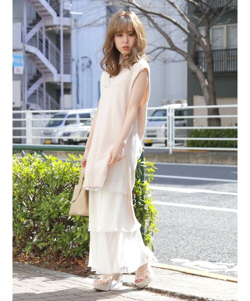 dazzlin（ダズリン）の「Ｖネックロングニットベスト（ベスト・レディース・ブルー/グリーン/アイボリー/モカ・FREE）」の6枚目の写真