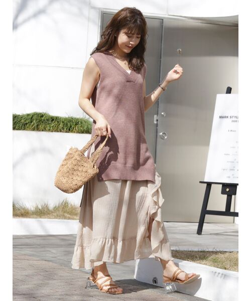 dazzlin（ダズリン）の「Ｖネックロングニットベスト（ベスト・レディース・ブルー/グリーン/アイボリー/モカ・FREE）」の11枚目の写真