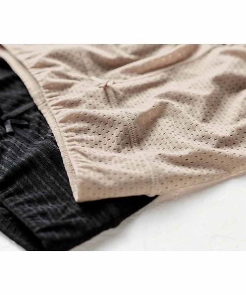 Live in comfort（リブインコンフォート）の「リブ　イン　コンフォート　ムレずに涼やか！ワイドパンツのおともに便利な　メッシュ素材の七分丈ペチパン（サロペット/オーバーオール・レディース・ブラック/ベージュ・1/2/4/3）」の5枚目の写真