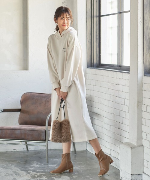 KOBE LETTUCE（コウベレタス）の「ロゴ刺繍裏起毛スウェットワンピース（ワンピース・レディース・グレイッシュベージュ/チャコール/ベージュ系その他・FREE）」の2枚目の写真