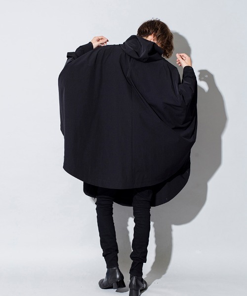 NO ID.(ノーアイディ)の「mcg2773-ストレッチフーデッドポンチョ(ポンチョ・メンズ・ブラック/ブラック系その他・ONE SIZE)」の6枚目の写真