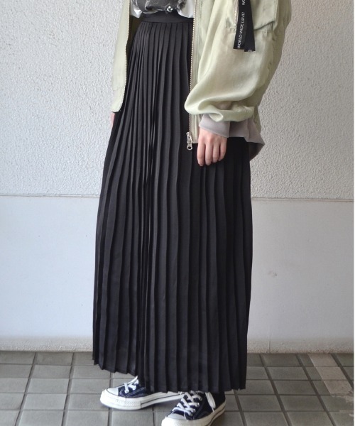 WORLD WIDE LOVE!（ワールドワイドラブ）の「サテンプリーツスカート（スカート・レディース・ブラック・1）」の5枚目の写真