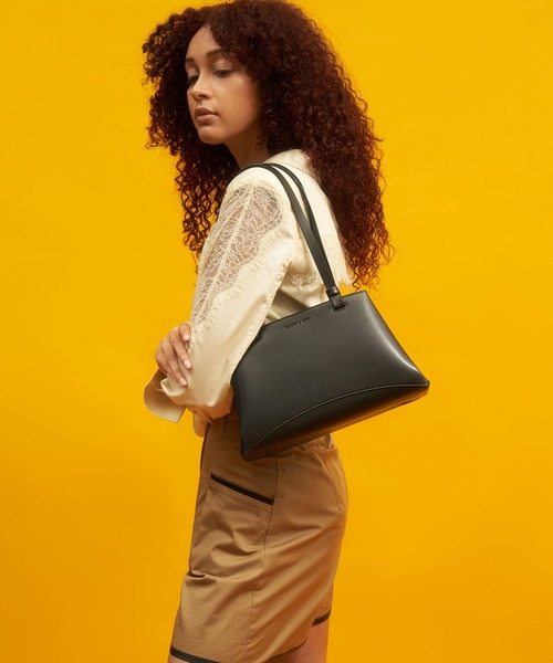 CHARLES & KEITH（チャールズ & キース）の「ダブルハンドル トラペーズトート / Double Handle Trapeze Tote（トートバッグ・レディース・ブラック/グリーン/ライトブラウン/クリーム・L）」の5枚目の写真