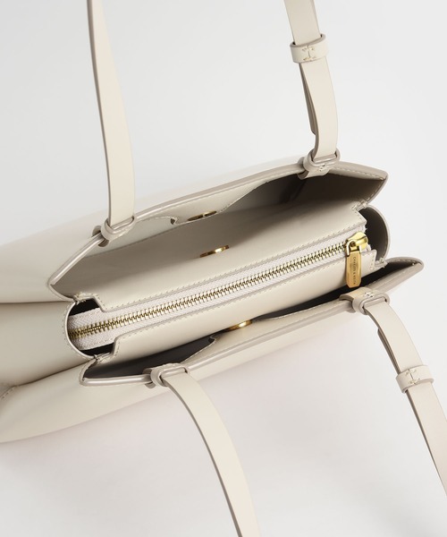 CHARLES & KEITH（チャールズ & キース）の「ダブルハンドル トラペーズトート / Double Handle Trapeze Tote（トートバッグ・レディース・ブラック/グリーン/ライトブラウン/クリーム・L）」の10枚目の写真