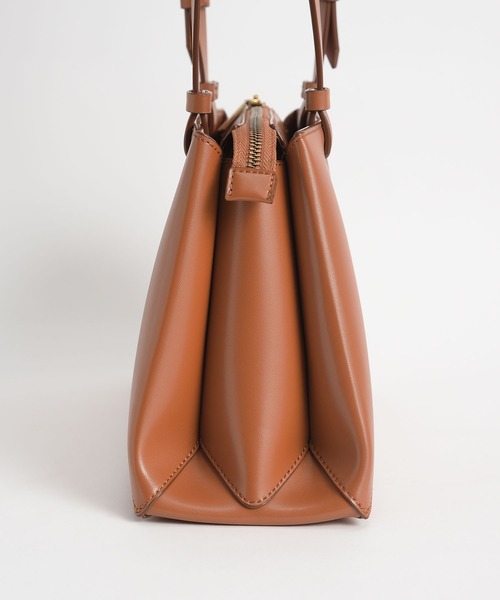 CHARLES & KEITH（チャールズ & キース）の「ダブルハンドル トラペーズトート / Double Handle Trapeze Tote（トートバッグ・レディース・ブラック/グリーン/ライトブラウン/クリーム・L）」の13枚目の写真