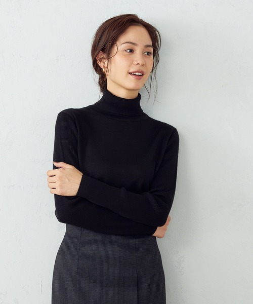 COMME CA ISM(コムサイズム)の「タートルネック ニットプルオーバー(ニット/セーター・レディース・ブラック/ベージュ/グレー/サックスブルー・SMALL/MEDIUM/LARGE)」の2枚目の写真
