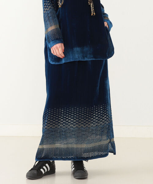 BEAMS BOY（ビームスボーイ）の「maturely / Velvet Opal Maxi Skirt（スカート・レディース・グレー/ブルー・ONE SIZE）」の2枚目の写真