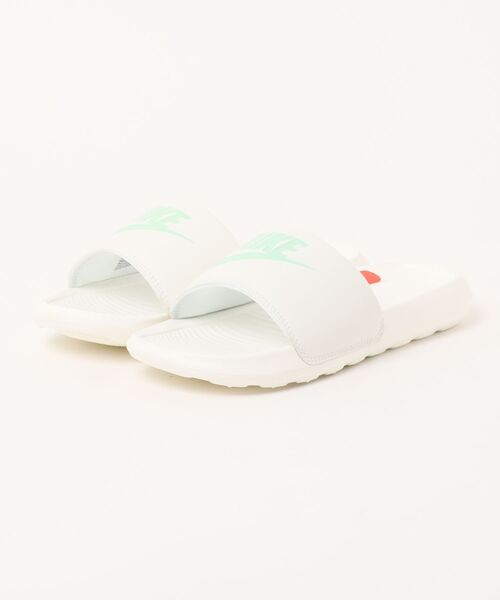 NIKE(ナイキ)の「《NIKE》ウィメンズ VICTORI ONE スライド(サンダル・レディース・ブロンズ/ホワイト×ブラック/ブラック×ホワイト/ブラック×ピンク/ベージュ系その他/イエロー/レッド系その他/ピンク系その他/バーガンディー/ホワイト×ブルー/ブラック系その他/ホワイト系その他・23.0cm/24.0cm/25.0cm/22.0cm/26.0cm/27.0cm/29.0cm/28.0cm)」の4枚目の写真