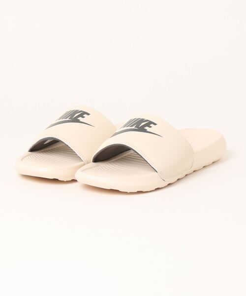 NIKE（ナイキ）の「《NIKE》ｳｨﾒﾝｽﾞ VICTORI ONE ｽﾗｲﾄﾞ（サンダル・レディース・ブロンズ/ホワイト×ブラック/ブラック×ホワイト/ブラック×ピンク/ベージュ系その他/イエロー/レッド系その他/ピンク系その他・23.0cm/24.0cm/25.0cm/22.0cm/26.0cm/27.0cm/29.0cm/28.0cm）」の4枚目の写真