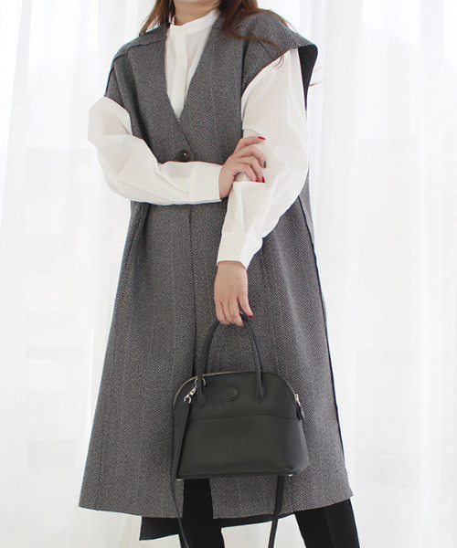 MODE ROBE（モードローブ）の「Vカットヘリンボーンロングベスト（ベスト・レディース・ブラウン/グレー/アイボリー・FREE）」の3枚目の写真