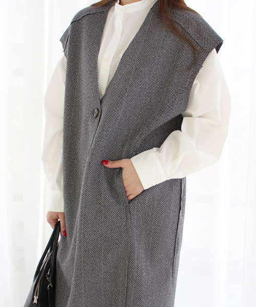 MODE ROBE（モードローブ）の「Vカットヘリンボーンロングベスト（ベスト・レディース・ブラウン/グレー/アイボリー・FREE）」の9枚目の写真