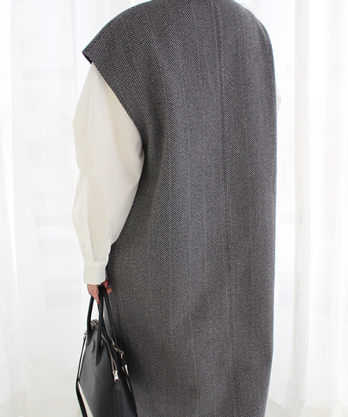 MODE ROBE（モードローブ）の「Vカットヘリンボーンロングベスト（ベスト・レディース・ブラウン/グレー/アイボリー・FREE）」の5枚目の写真