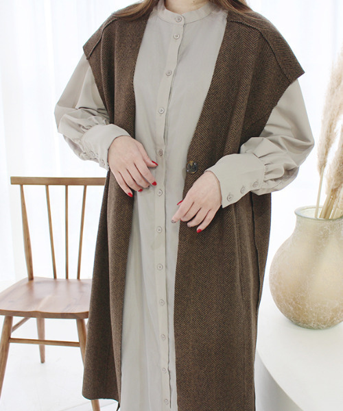 MODE ROBE（モードローブ）の「Vカットヘリンボーンロングベスト（ベスト・レディース・ブラウン/グレー/アイボリー・FREE）」の14枚目の写真