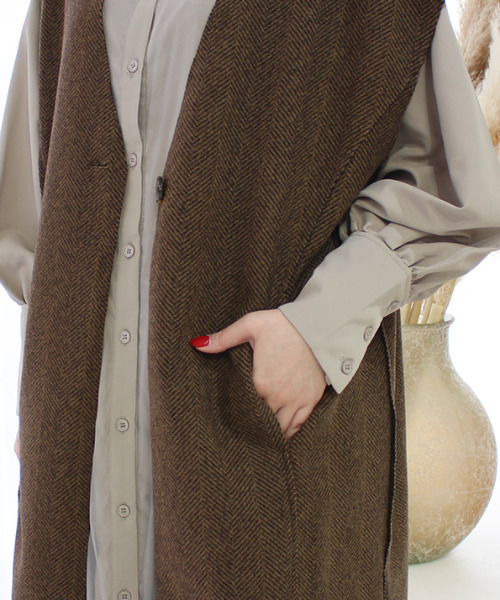 MODE ROBE（モードローブ）の「Vカットヘリンボーンロングベスト（ベスト・レディース・ブラウン/グレー/アイボリー・FREE）」の18枚目の写真