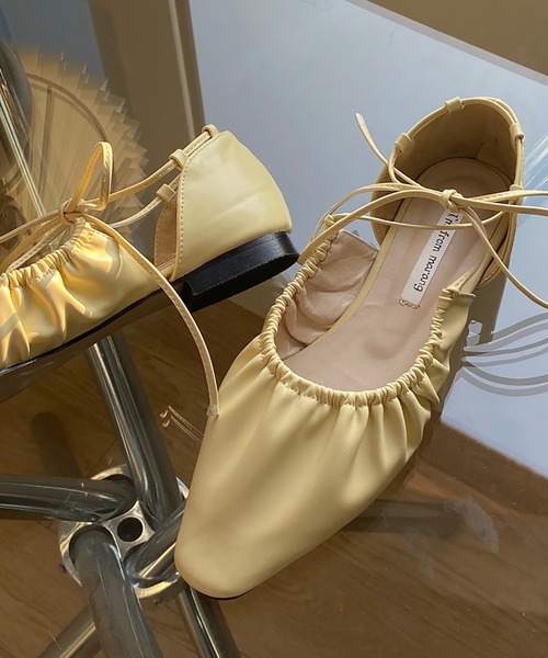 by muni:r（バイ ムニール）の「ラブリーリボンプリーツフラットシューズ（バレエシューズ・レディース・ホワイト/ブラック/ピンク/イエロー・23.0cm/24.0cm/25.0cm）」の4枚目の写真