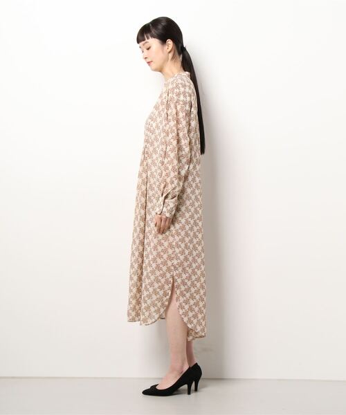 NICOLE white（ニコルホワイト）の「花柄シフォン スタンドワンピース（ワンピース・レディース・ブラック/グレー/オフホワイト・FREE）」の4枚目の写真